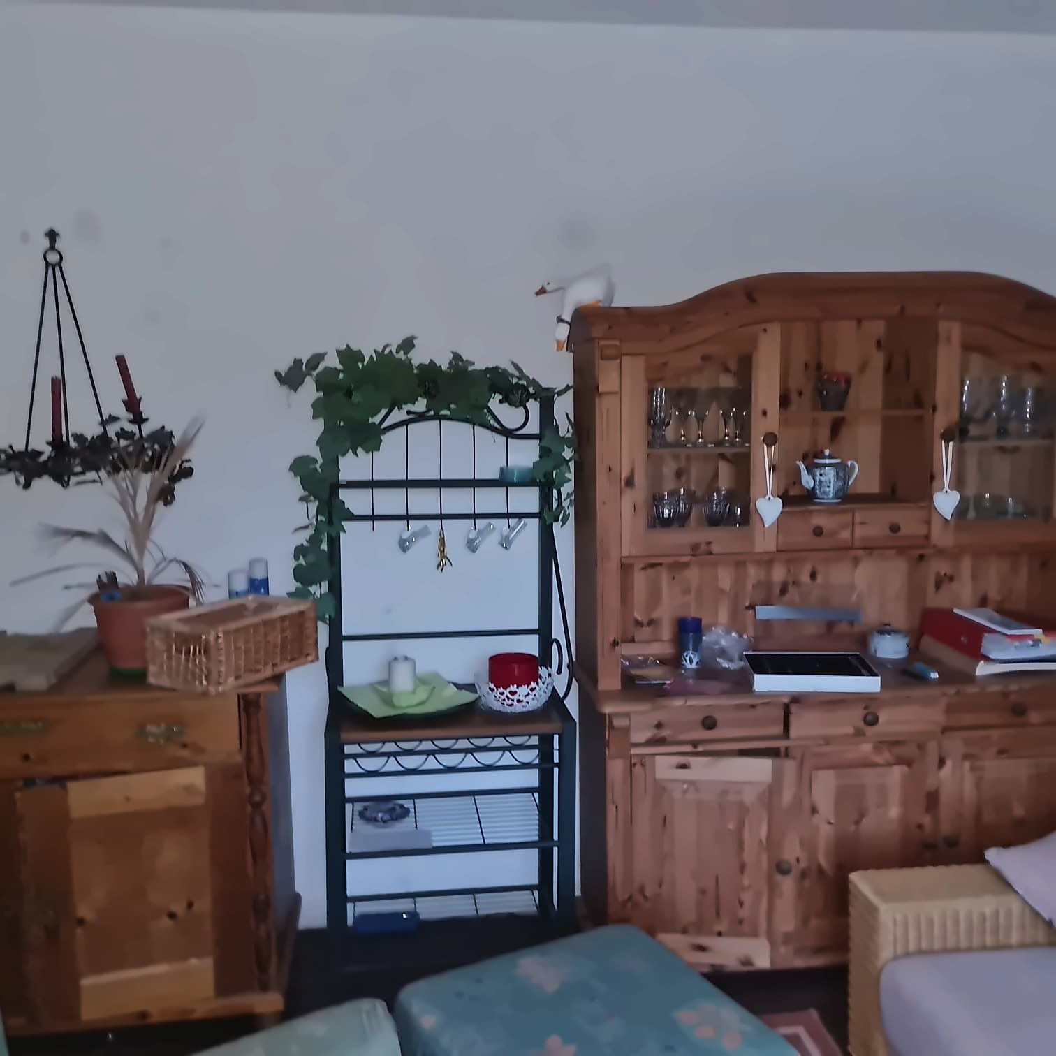 Wohnzimmer mit Schrank und Regal vor der Räumung