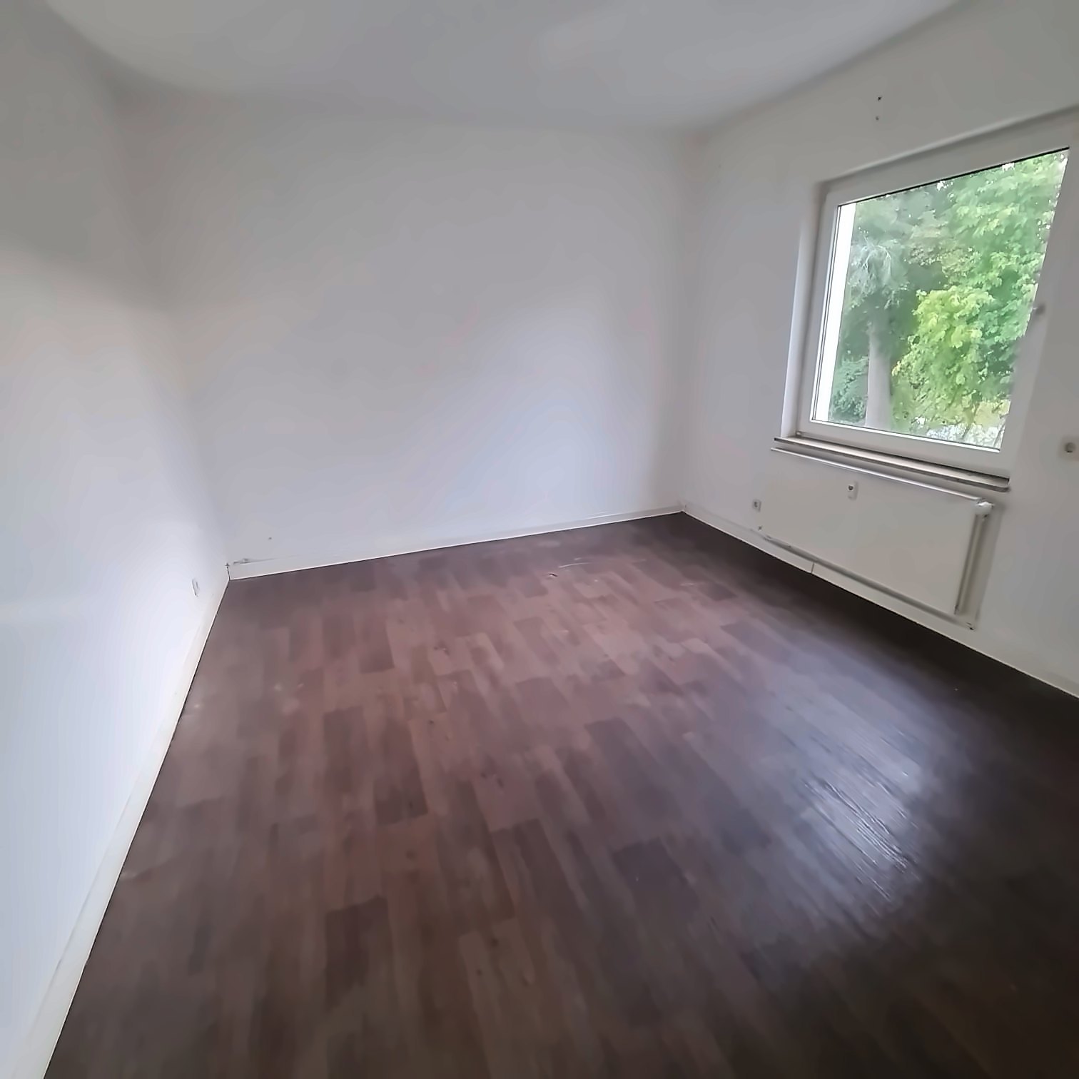 Wohnzimmer nach der Räumung, leer