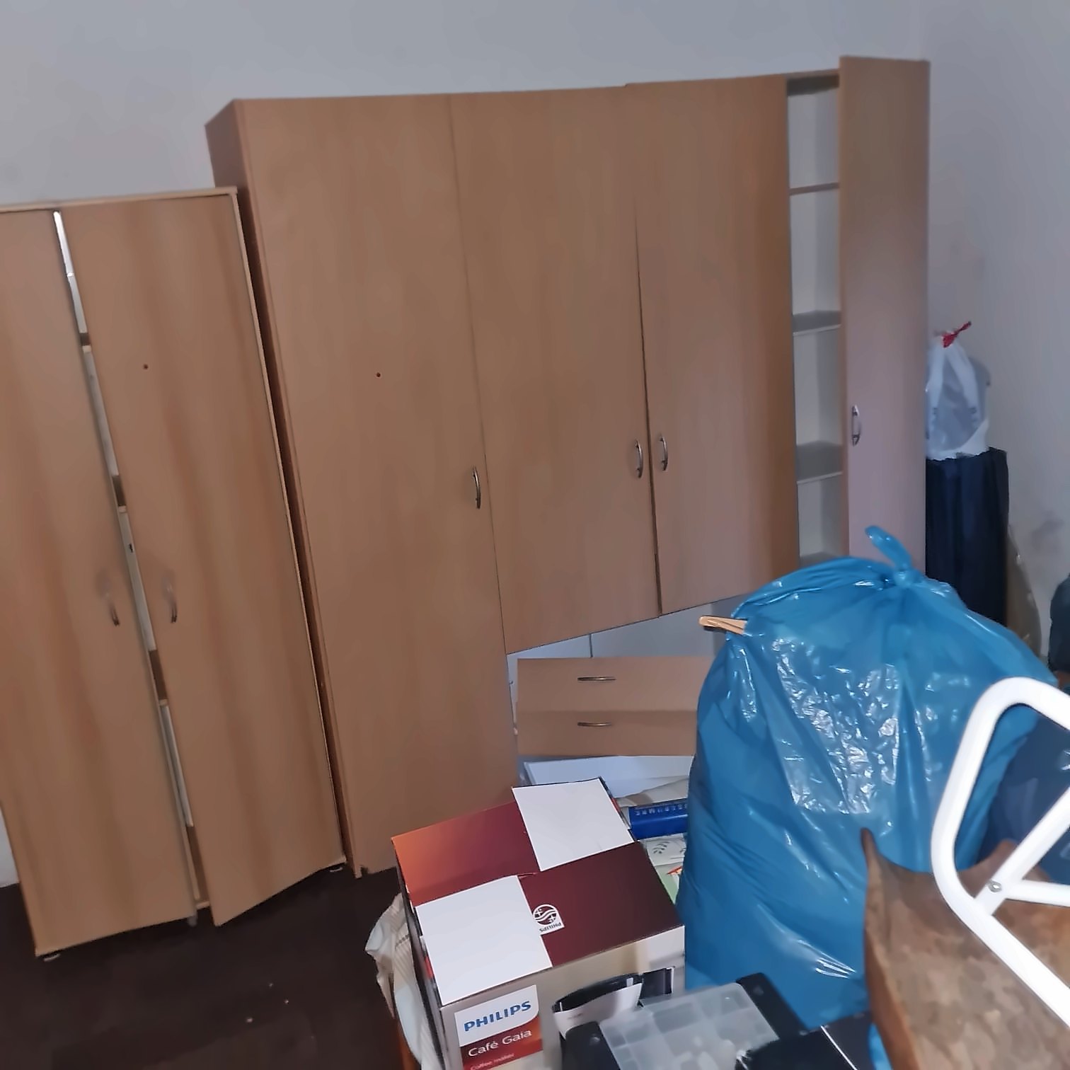 Zimmer mit Schränken und Säcken vor der Räumung