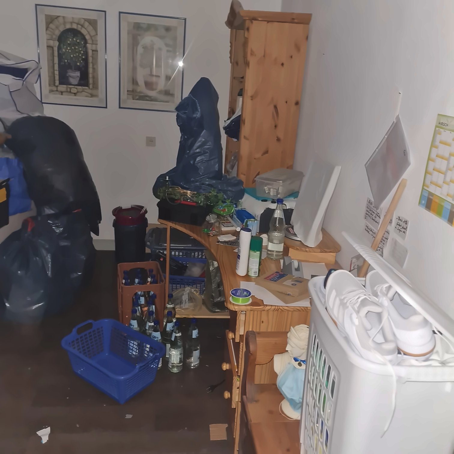 Volles Arbeitszimmer vor der Räumung