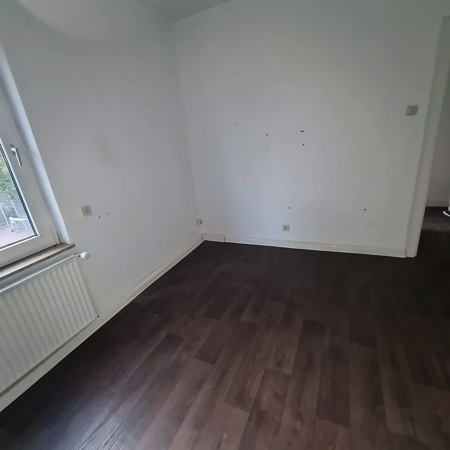 Helles leeres Zimmer nach der Räumung